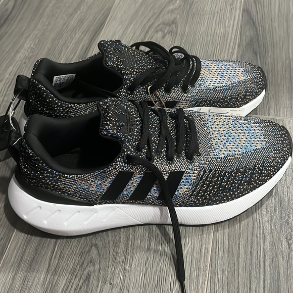 NWT Beand New Adidas Swift Run 22 - Picture 3 of 7